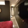 HOTEL ZERO MARUYAMA(渋谷区/ラブホテル)の写真『401号室 奥側の廊下 突き当たりがトイレ。左が浴室。なのでここが脱衣スペース。』by angler