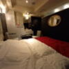 HOTEL ZERO MARUYAMA(渋谷区/ラブホテル)の写真『401号室 奥側からの室内全景』by angler