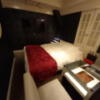 HOTEL ZERO MARUYAMA(渋谷区/ラブホテル)の写真『401号室 入り口側からの室内全景』by angler