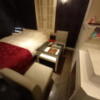 HOTEL ZERO MARUYAMA(渋谷区/ラブホテル)の写真『401号室 くつぬぎ側からの室内全景 右手に洗面台 あいだのソファがちょっと邪魔。』by angler