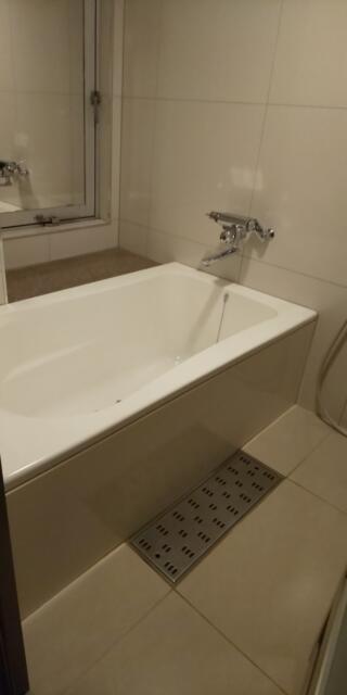 HOTEL LioS(リオス) 五反田(品川区/ラブホテル)の写真『403号室の浴室と浴槽』by ヒロくん!