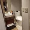 HOTEL BAMBOO GARDEN(横浜市港北区/ラブホテル)の写真『303号室のトイレと洗面台』by ぷ～ぷ