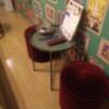 ホテル はなふじ(相模原市/ラブホテル)の写真『202号室(エコノミー)椅子とテーブル。部屋が狭いので、○型の椅子とテーブルが置いてあります。』by イノシシのおっさん