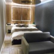 HOTEL M.（エムドット）(嬉野市/ラブホテル)の写真『110号室、入口からベッドを見る。左側にバス、トイレ、洗面台』by 猫饅頭