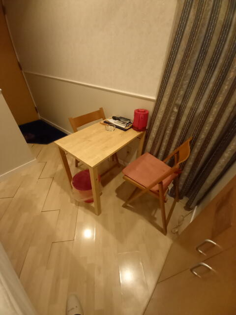 HOTEL K(新宿区/ラブホテル)の写真『301号室 テーブルセット』by angler