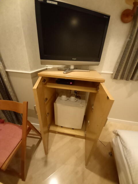 HOTEL K(新宿区/ラブホテル)の写真『301号室 テレビ下の冷蔵庫と湯茶セット』by angler