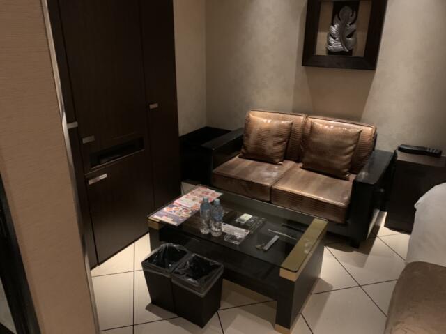 HOTEL Villa Senmei(ヴィラ センメイ）(大田区/ラブホテル)の写真『306号室　ソファ、サイドテーブル』by 東京都