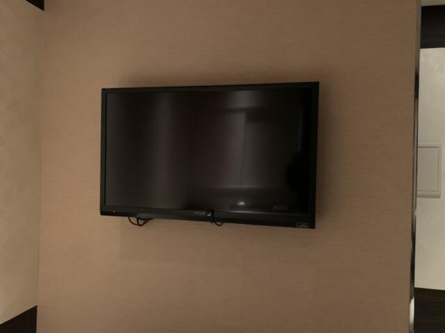 HOTEL Villa Senmei(ヴィラ センメイ）(大田区/ラブホテル)の写真『306号室　壁掛けテレビ』by 東京都