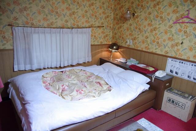 ホテル衣(台東区/ラブホテル)の写真『205号室　ベッド』by マーケンワン