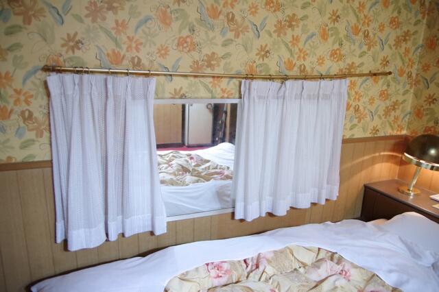 ホテル衣(台東区/ラブホテル)の写真『205号室　ベッドサイドの鏡』by マーケンワン