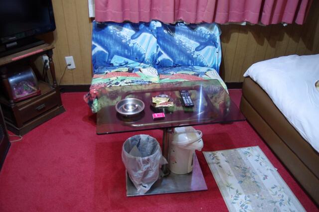 ホテル衣(台東区/ラブホテル)の写真『205号室　ソファーとテーブル』by マーケンワン