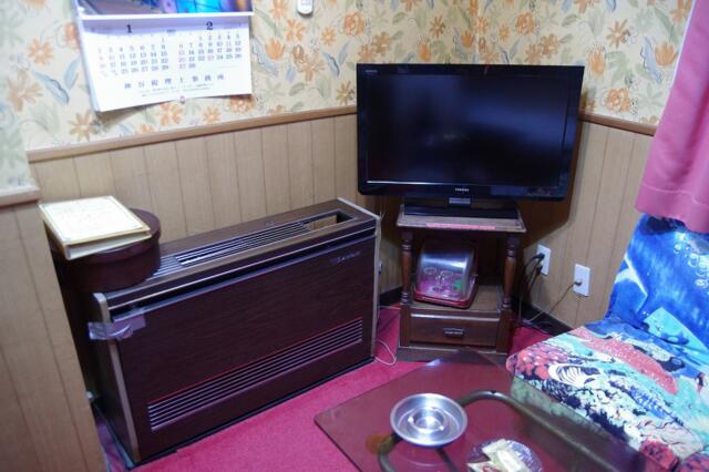 ホテル衣(台東区/ラブホテル)の写真『205号室　据置型エアコンとテレビ』by マーケンワン