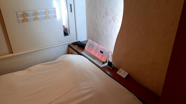 パセオ(新宿区/ラブホテル)の写真『402号室ベッド脇』by 春風拳