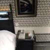ホテル エリアス(豊島区/ラブホテル)の写真『311号室 ベッド横にテーブルとイス一脚』by なめろう