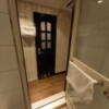 HOTEL ZERO MARUYAMA(渋谷区/ラブホテル)の写真『101号室の浴室からのトイレ方向』by angler