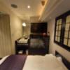 HOTEL ZERO MARUYAMA(渋谷区/ラブホテル)の写真『101号室のベッド 横に洗面台とテレビ』by angler