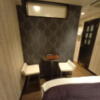HOTEL ZERO MARUYAMA(渋谷区/ラブホテル)の写真『101号室 テーブルセット 小さい。ないよりは良いが、動線を妨げる。』by angler