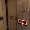 HOTEL ZERO MARUYAMA(渋谷区/ラブホテル)の写真『101号室のドア 鍵は開いている。』by angler
