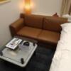 サンモリッツエコ(台東区/ラブホテル)の写真『121号室 ベッド横ソファ。限られたスペースですが、窮屈はしません。』by きょうけん