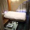 サンモリッツエコ(台東区/ラブホテル)の写真『121号室 公式サイト写真に近い位置から。公式写真とは違い、ベッドが白一色でより清潔感があります』by きょうけん