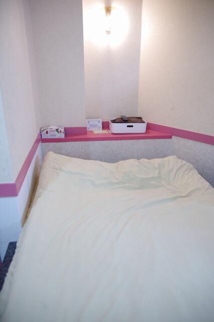 ホテルフロリダ(豊島区/ラブホテル)の写真『B112号室　ベッド』by マーケンワン