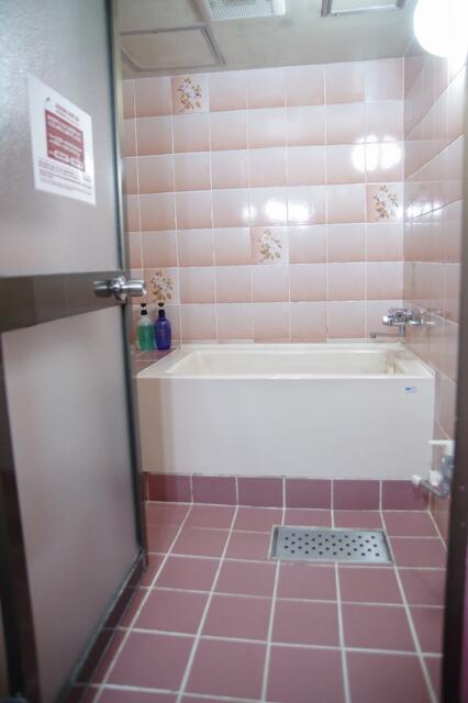 ホテルフロリダ(豊島区/ラブホテル)の写真『B112号室　浴室』by マーケンワン