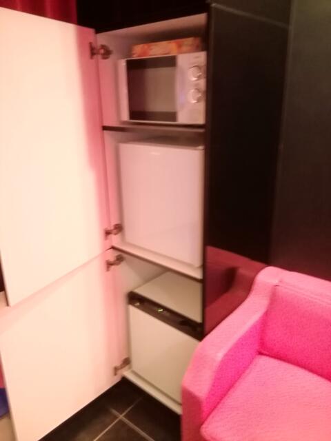 SARA船橋(船橋市/ラブホテル)の写真『205号室、電子レンジと冷蔵庫です。(22,3)』by キジ