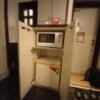 HOTEL ZERO MARUYAMA(渋谷区/ラブホテル)の写真『405号室 レンジ、冷蔵庫,中には無料ミネラルウォーター』by angler