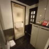 HOTEL ZERO MARUYAMA(渋谷区/ラブホテル)の写真『405号室室内から見た浴室、トイレドア』by angler