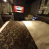 HOTEL ZERO MARUYAMA(渋谷区/ラブホテル)の写真『405号室ベッド奥からの室内全景』by angler