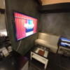 HOTEL ZERO MARUYAMA(渋谷区/ラブホテル)の写真『405号室入り口から見た左方向。テレビ、ラブチェア、テーブル』by angler