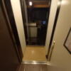 HOTEL ZERO MARUYAMA(渋谷区/ラブホテル)の写真『405号室くつぬぎからの室内 照明をつける前。』by angler