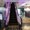HOTEL CUE厚木(厚木市/ラブホテル)の写真『ホテルに入ってすぐ。エスカレーターで２階のフロントへ。エスカレーターがあるホテルなんて初めて！』by なめろう