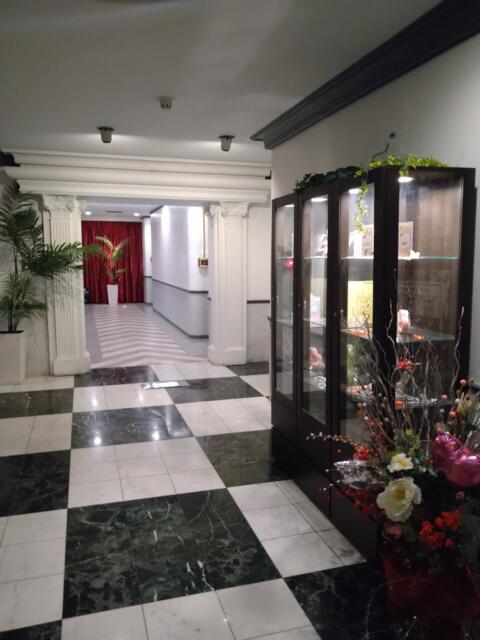 HOTEL CUE厚木(厚木市/ラブホテル)の写真『２階エレベーター前。奥に２階の部屋がある。』by なめろう