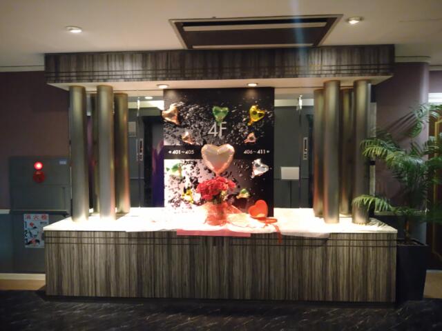 HOTEL CUE厚木(厚木市/ラブホテル)の写真『４階 エレベーター降りてすぐの景色』by なめろう
