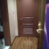 HOTEL CUE厚木(厚木市/ラブホテル)の写真『405号室 ドア開けてすぐの景色。正面のドアを開けると部屋へ。左は洗面所とバスタブ(洗い場が無い！)』by なめろう