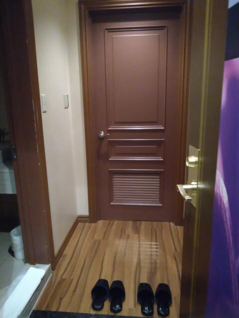 HOTEL CUE厚木(厚木市/ラブホテル)の写真『405号室 ドア開けてすぐの景色。正面のドアを開けると部屋へ。左は洗面所とバスタブ(洗い場が無い！)』by なめろう