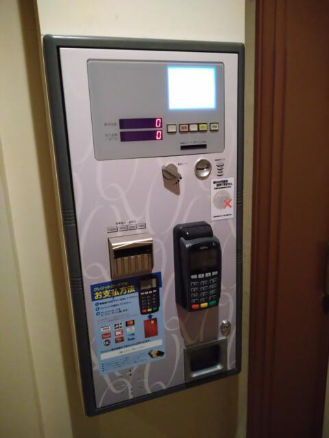 HOTEL CUE厚木(厚木市/ラブホテル)の写真『405号室 玄関の自動精算機(クレジットカード対応)』by なめろう