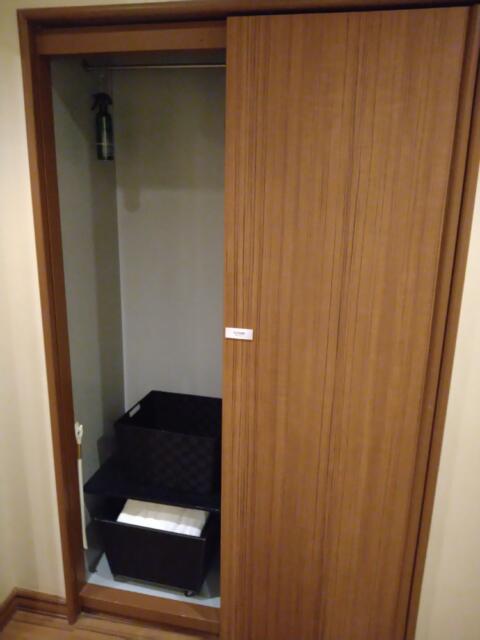 HOTEL CUE厚木(厚木市/ラブホテル)の写真『405号室 玄関の姿見の横にクローゼット。姿見は扉で隠れている状態。中に1枚1枚ビニールに入ったタオル類あり。』by なめろう