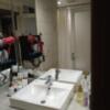 HOTEL CUE厚木(厚木市/ラブホテル)の写真『405号室 洗面所。すぐ向かいにバスタブがあるが、鏡に写っている扉はバスルームの為のものではなく洗面所に入る為のもので、シャワーカーテンの奥がすぐバスタブ。洗い場が無い。これだけ広いホテルなのに何故ユニットバスのような造りにしたのか謎である…』by なめろう