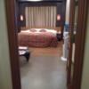HOTEL CUE厚木(厚木市/ラブホテル)の写真『405号室 玄関から部屋に入る扉を開けたすぐの景色。』by なめろう
