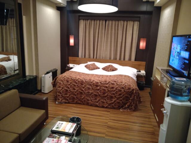 HOTEL CUE厚木(厚木市/ラブホテル)の写真『405号室 部屋全景。』by なめろう