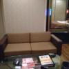 HOTEL CUE厚木(厚木市/ラブホテル)の写真『405号室 ソファーとテーブル。』by なめろう