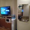 HOTEL CUE厚木(厚木市/ラブホテル)の写真『405号室 鏡、ウォーターサーバー、テレビ。』by なめろう