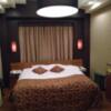 HOTEL CUE厚木(厚木市/ラブホテル)の写真『405号室 ベッド』by なめろう