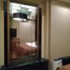 HOTEL CUE厚木(厚木市/ラブホテル)の写真『405号室 ベッド足元右の壁に大きめの鏡と床に空気清浄機。』by なめろう