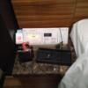 HOTEL CUE厚木(厚木市/ラブホテル)の写真『405号室 ベッドの脇、寝転んで右に照明のスイッチと携帯機器の充電コード、衛生具』by なめろう