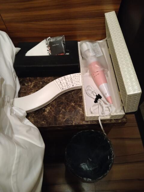 HOTEL CUE厚木(厚木市/ラブホテル)の写真『405号室 ベッド寝転んで左にティッシュと電話、箱の中にブルブルするやつ。床にゴミ箱。』by なめろう
