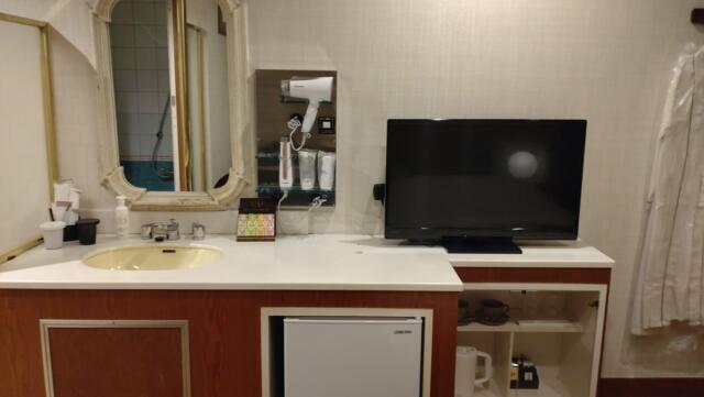 HOTEL R&N（レストアンドネスト）(蕨市/ラブホテル)の写真『301号室　テレビ　洗面台』by でこた