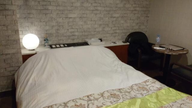 HOTEL R&N（レストアンドネスト）(蕨市/ラブホテル)の写真『301号室　ベッド　椅子』by でこた